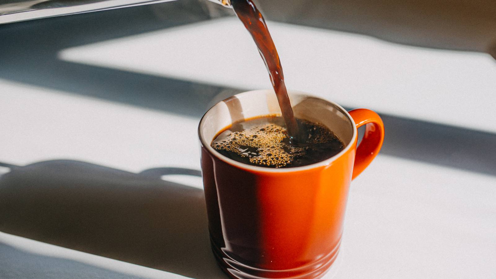 【コーヒー】多く飲む人は「脂肪が少なく筋肉が多い」傾向、男性ではテストステロンとの関連も｜最新研究で判明