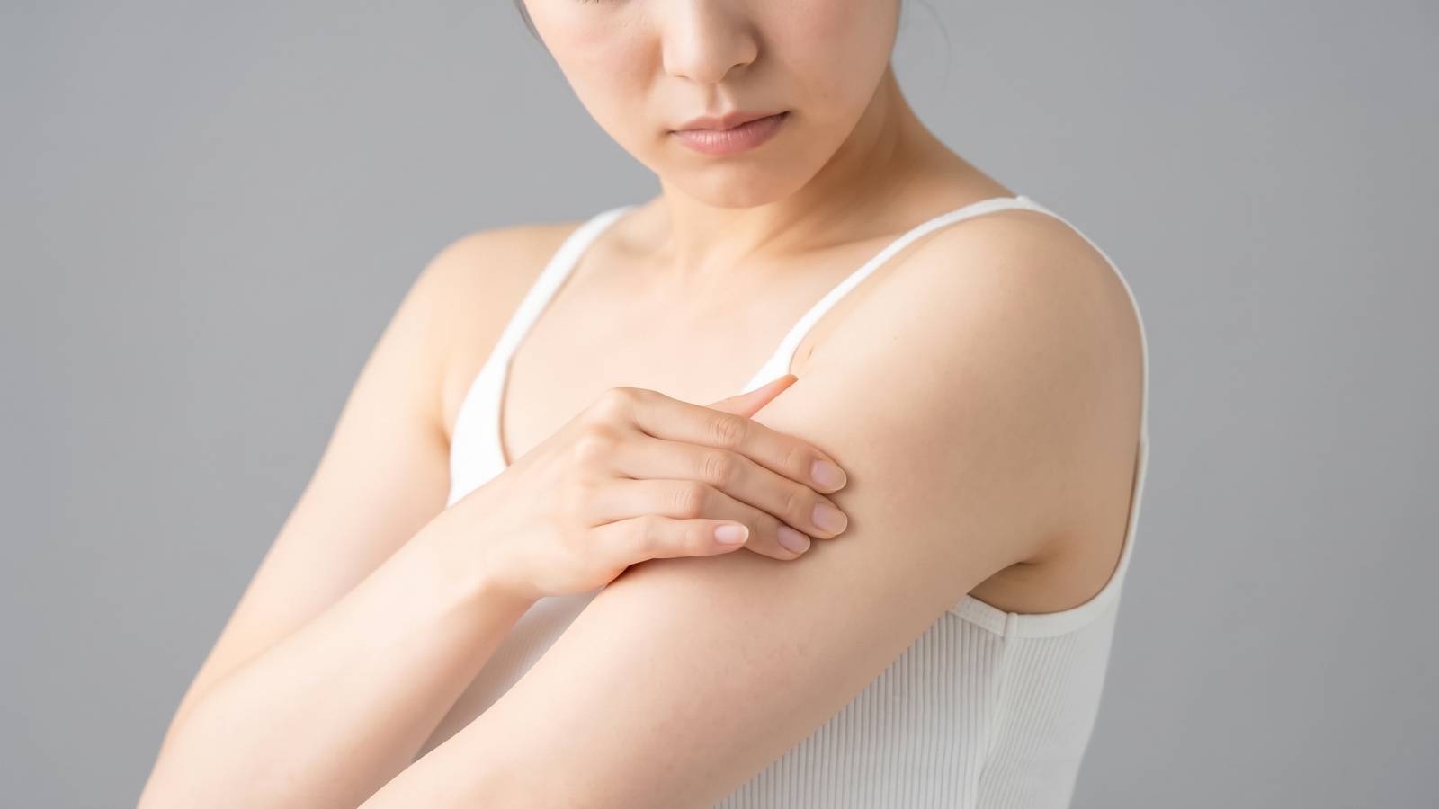  腕立て伏せが苦手だけど腕を引き締めたい人、これやって！タプタプ二の腕・脇・背中に効かせるやさしい運動 