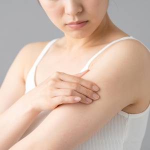腕立て伏せが苦手だけど腕を引き締めたい人、これやって!タプタプ二の腕・脇・背中に効かせるやさしい運動