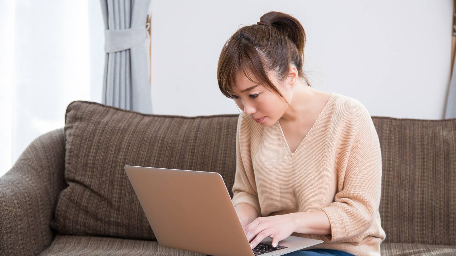 40代50代に多い【座ると猫背・立つと反り腰の悪姿勢】 の原因「胸の硬さ」をやわらかくする！胸椎ストレッチ