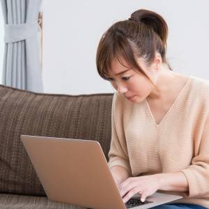 40代50代に多い【座ると猫背・立つと反り腰の悪姿勢】 の原因「胸の硬さ」をやわらかくする！胸椎ストレッチ