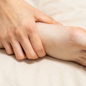 夕方の重い脚に座りながらたった2分！ふわっと脚が軽くなる簡単脚ほぐし