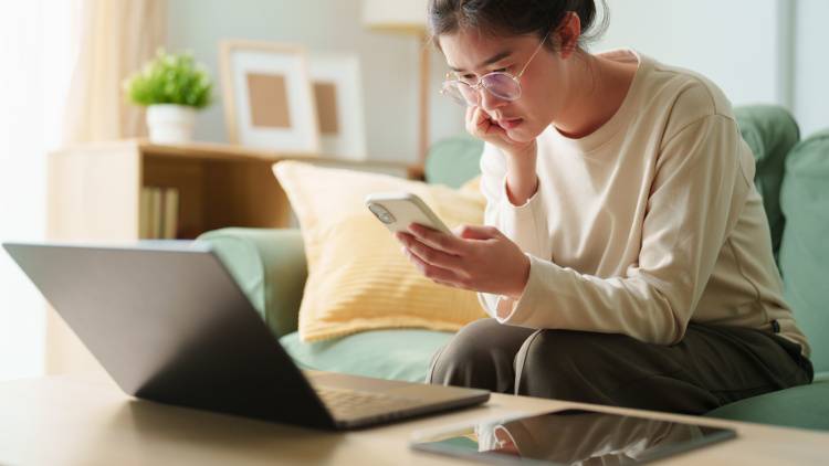 スマホの見過ぎで【肩・背中の張り】が慢性化→短時間で驚くほどすっきり!上半身がほぐれる「四つ這いストレッチ」
