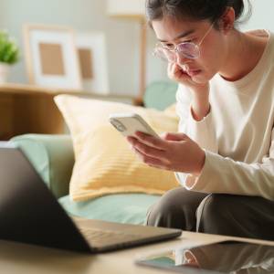 スマホの見過ぎで【肩・背中の張り】が慢性化→短時間で驚くほどすっきり!上半身がほぐれる「四つ這いストレッチ」