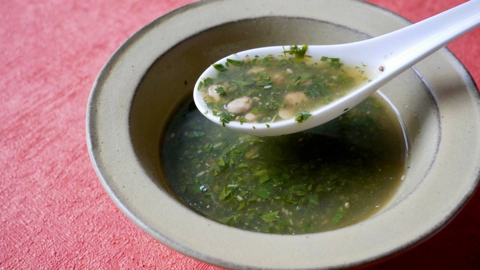 夏の紫外線を浴びた肌に【モロヘイヤと納豆のネバネバ梅スープ】管理栄養士のスープレシピ