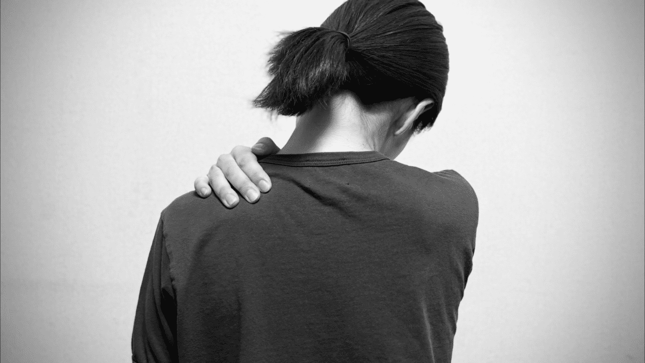 ゴリゴリ首肩こりはその場で解消！肩の位置をリセットするタイパ最強ケア【座って1分】