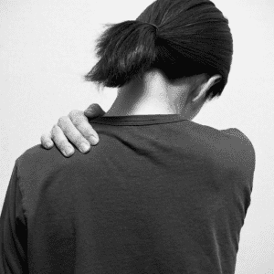 ゴリゴリ首肩こりはその場で解消!肩の位置をリセットするタイパ最強ケア【座って1分】
