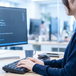 【振り向くとき体ごと動かしていない?】ねじりのできない現代人が増えている!背中がガチガチになる理由と対策
