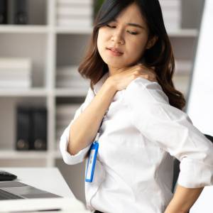 背骨の動きが悪い人は【背中にサビが溜まっている状態】手軽に体の動きがよくなる方法