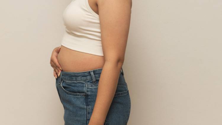 40代女性の多くが悩む「食事の量は変わらないのに【下腹だけぽっこり】」問題。短期集中で効果あり！寝たままエクサ