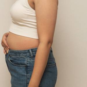 40代女性の多くが悩む「食事の量は変わらないのに【下腹だけぽっこり】」問題。短期集中で効果あり!寝たままエクサ