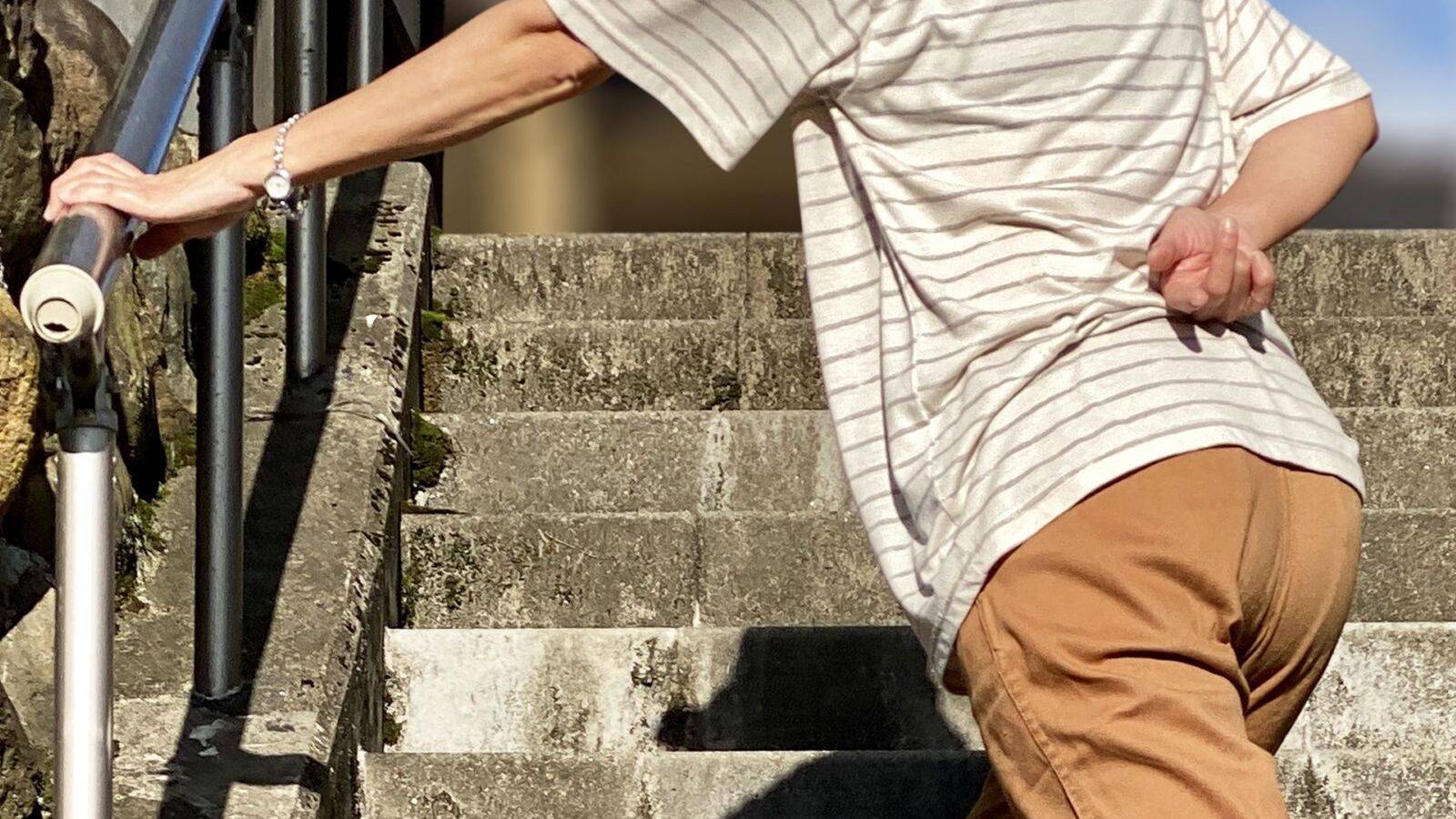  「歩くのが前よりしんどくなった…」と感じたら。朝、股関節を揺らすだけ！40代からの簡単ケア 