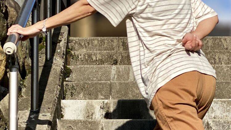 「歩くのが前よりしんどくなった…」と感じたら。朝、股関節を揺らすだけ！40代からの簡単ケア