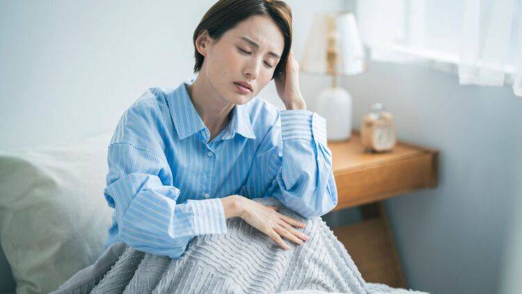 朝のだるさは「転がるだけ」でリセット!1分でできる背骨マッサージ