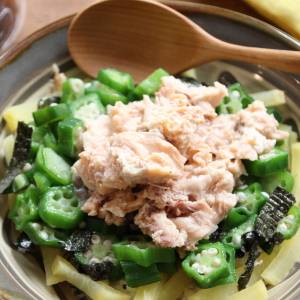 火を使わず5分で完成!疲れた夜に食べたい「鮭缶とオクラの冷やし丼」|管理栄養士のレシピ