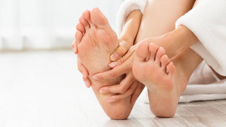 頑張っているのに下半身だけ痩せない…その原因、足裏かも?30秒でできる「むくみ脚リセット」