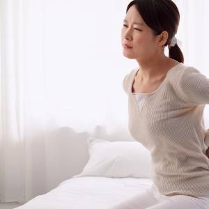 【腰痛がよくならない人に】硬くなった背中をほぐせ劇的改善!目から鱗の改善法