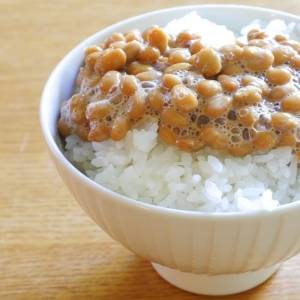朝の「納豆ごはん」にちょい足し！便秘・腸活におすすめの食物繊維食材3選｜管理栄養士が解説