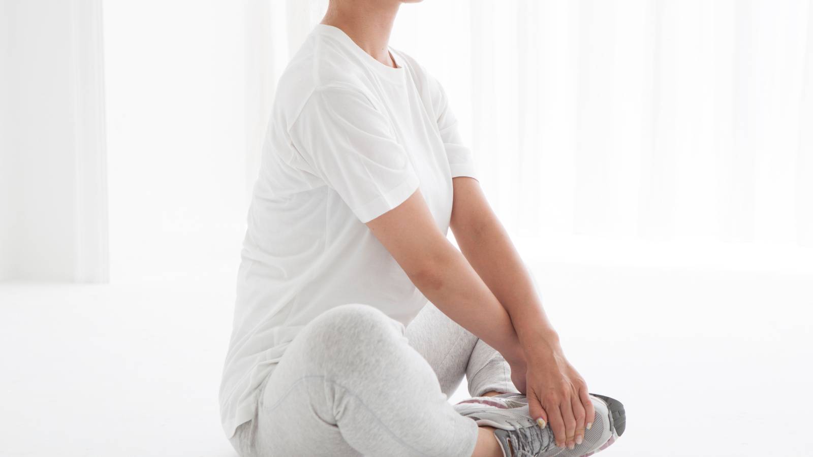  【あぐらで膝が浮いちゃう…】ガチガチ股関節にめちゃくちゃ効く！じわじわ伸ばす寝ながらストレッチ 