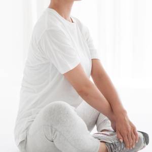 【あぐらで膝が浮いちゃう…】ガチガチ股関節にめちゃくちゃ効く!じわじわ伸ばす寝ながらストレッチ