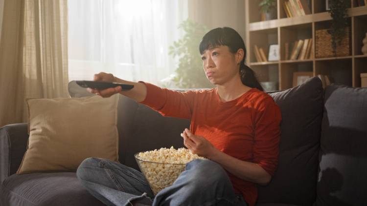【スクリーンタイムに注意】中年期のテレビの見すぎは脳に影響?20年以上後のMRIで判明、記憶に関わる領域などが小さい傾向