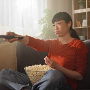 【スクリーンタイムに注意】中年期のテレビの見すぎは脳に影響？20年以上後のMRIで判明、記憶に関わる領域などが小さい傾向