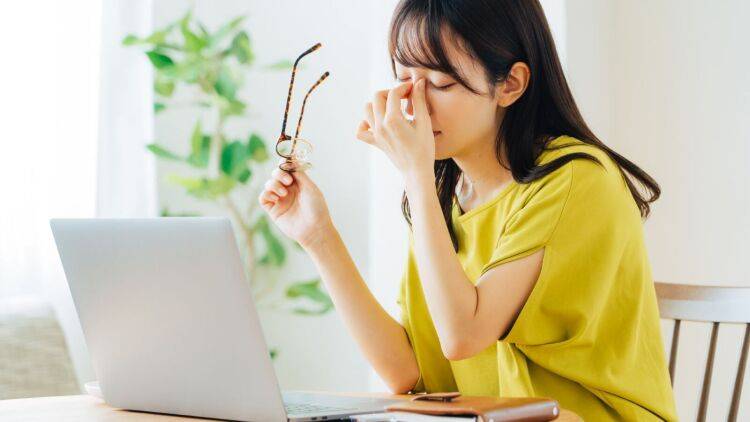 パソコンやスマホで目が疲れていませんか？すきま時間にできてカンタン！眼精疲労ケア