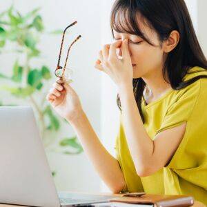 パソコンやスマホで目が疲れていませんか?すきま時間にできてカンタン!眼精疲労ケア