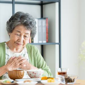 「ご飯を食べない」「むせる」「急に痩せた」認知症の家族に現れたら注意したい、低栄養・誤嚥のサイン