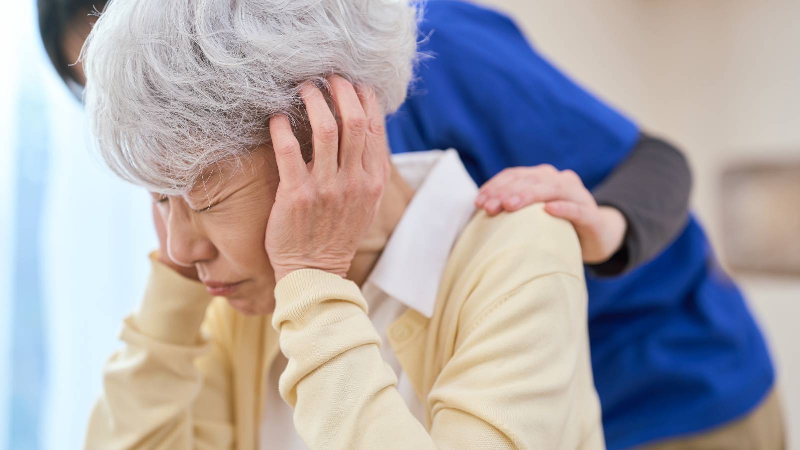 「物を盗られた」「誰かがいる」と言う親。否定する？話を合わせる？認知症の妄想・幻視への接し方｜医師が教える