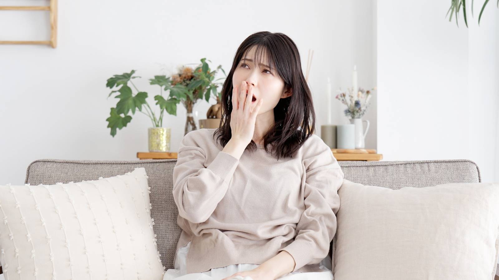  「食後に眠くなるのは血糖値のせい」とは限らない？40代以降に知っておきたい“食後低血圧”とは｜医師解説 