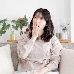 「食後に眠くなるのは血糖値のせい」とは限らない?40代以降に知っておきたい“食後低血圧”とは|医師解説