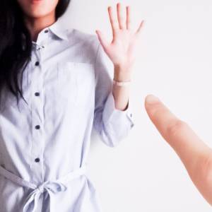 「なぜか私ばかり責められる…」その原因は“引き受けすぎ”かも?臨床心理士が解説
