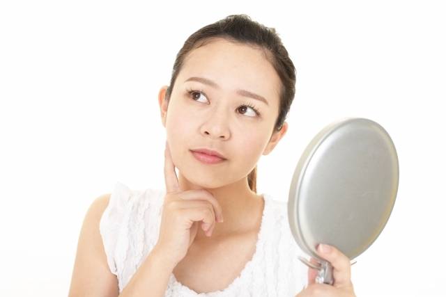 肌に悩んでいる女性