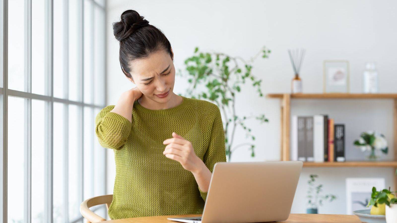 「ガチガチ肩甲骨まわり」が軽くなる！【椅子に座ったまま30秒】手を伸ばしてねじるだけの簡単ストレッチ