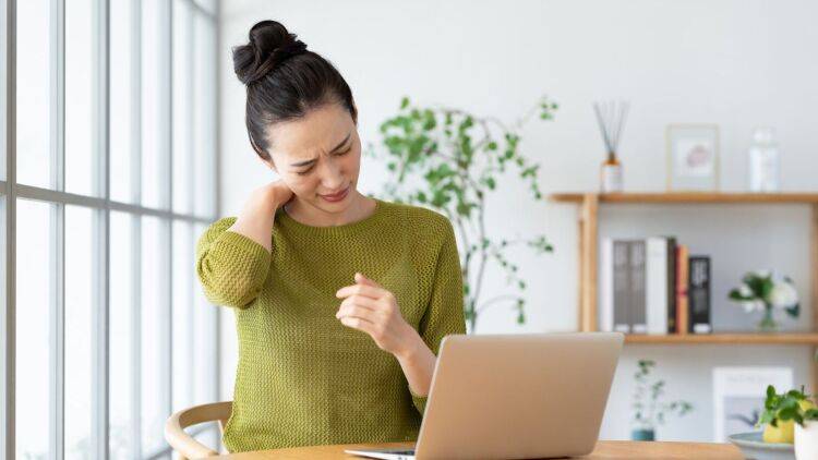 「ガチガチ肩甲骨まわり」が軽くなる！【椅子に座ったまま30秒】手を伸ばしてねじるだけの簡単ストレッチ