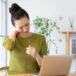 「ガチガチ肩甲骨まわり」が軽くなる！【椅子に座ったまま30秒】手を伸ばしてねじるだけの簡単ストレッチ
