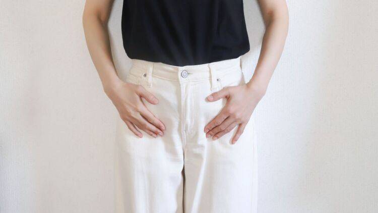 股関節が硬い→骨盤と連動させて「ねじる」だけで緩む!股関節ほぐし