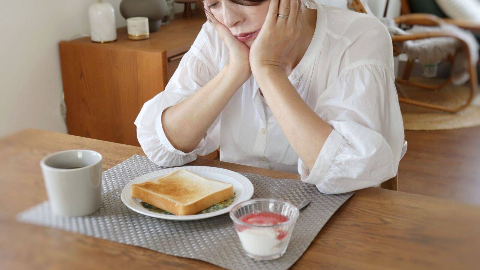  「なんだか食欲がわかない…」実は姿勢に理由が？【どんよりお腹の1分セルフケア】「スフィンクスのポーズ」からの脚上げワーク 