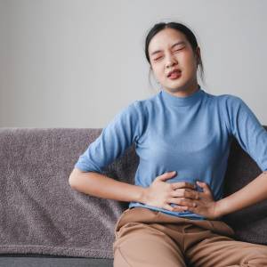 突然の腹痛と血便…「便秘気味の中高年女性」も注意したい虚血性腸炎とは?医師が解説