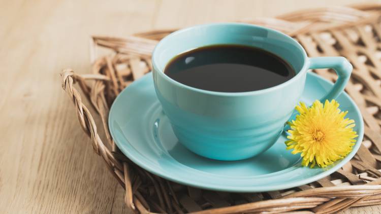 夜もコーヒーが飲みたい人へ。「たんぽぽコーヒー」のメリットとは?温活アレンジ3選【管理栄養士監修】