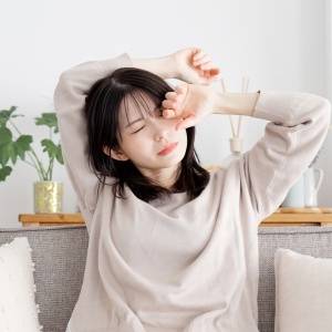 「朝すっきり起きられない…」体内時計は朝食もカギ?冷凍ぶどう×甘酒豆腐の朝パフェ【管理栄養士監修】