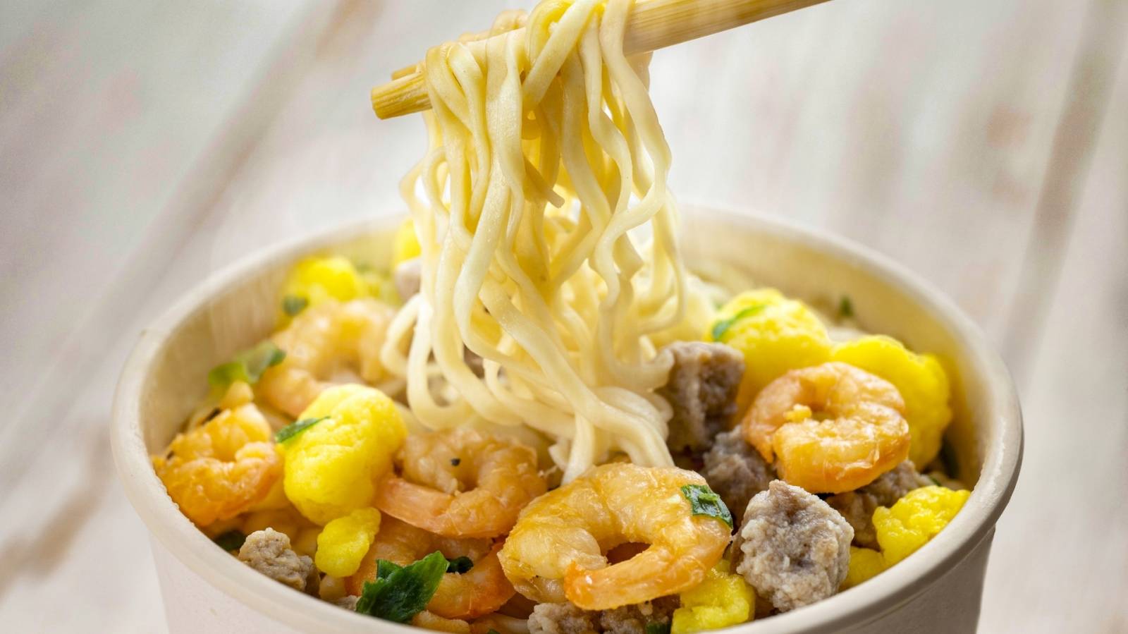 夜にカップ麺が食べたくなったら！小腹を満たす「即席ヘルシーご飯」3選｜管理栄養士が解説