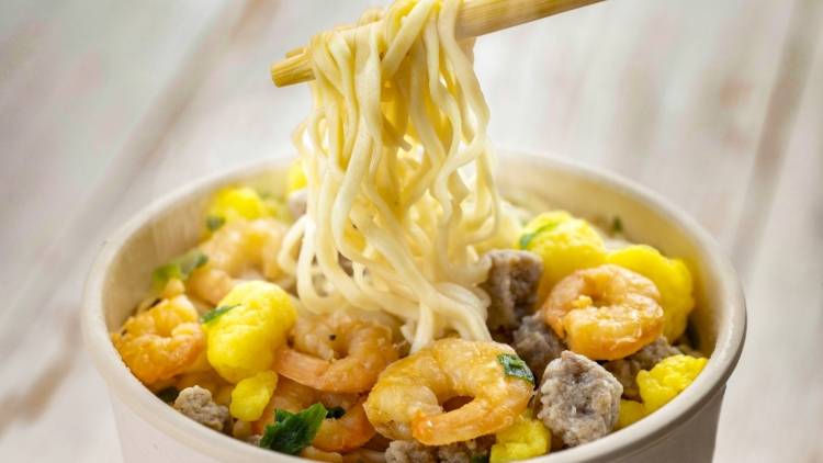 夜にカップ麺が食べたくなったら!小腹を満たす「即席ヘルシーご飯」3選|管理栄養士が解説