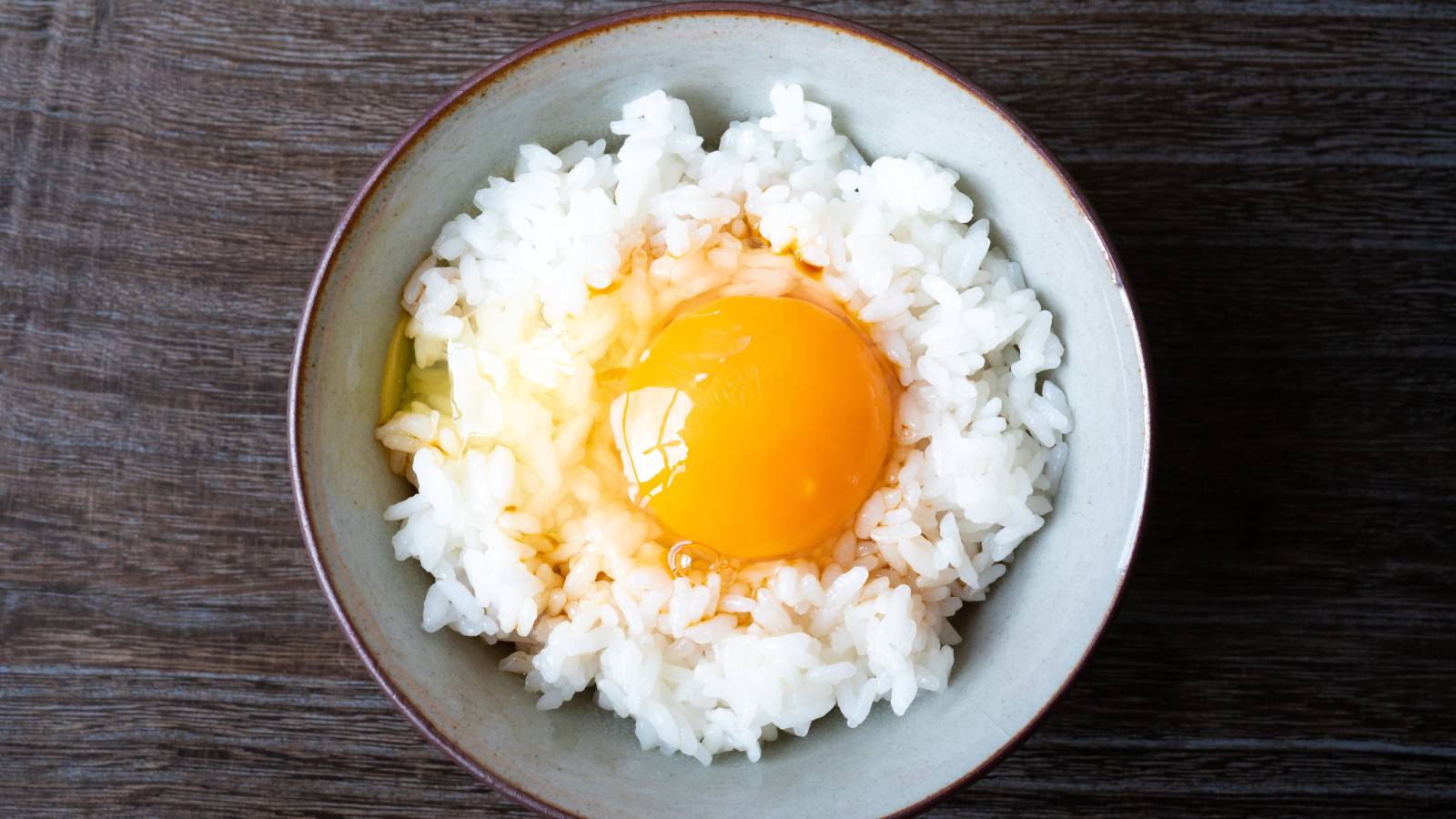 夜の「卵かけご飯」に足すだけ。寝苦しい夜でもぐっすり眠れるトリプトファン食材3選｜管理栄養士が解説