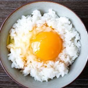 夜の「卵かけご飯」に足すだけ。寝苦しい夜でもぐっすり眠れるトリプトファン食材3選｜管理栄養士が解説