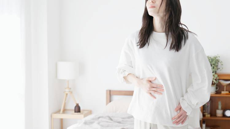 【季節の変わり目に便秘になりやすい理由】腸に働きかける「寝たままストレッチ」