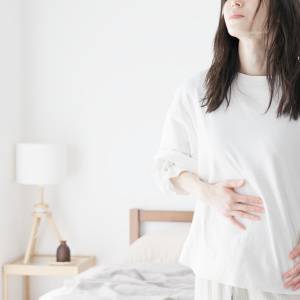 【季節の変わり目に便秘になりやすい理由】腸に働きかける「寝たままストレッチ」