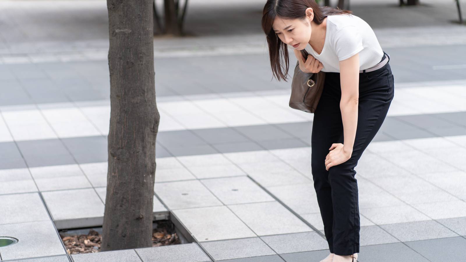  股関節が硬くてしゃがみにくい…お尻を左右に揺らすだけで動きが変わる簡単ストレッチ 