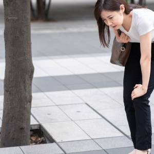 股関節が硬くてしゃがみにくい…お尻を左右に揺らすだけで動きが変わる簡単ストレッチ